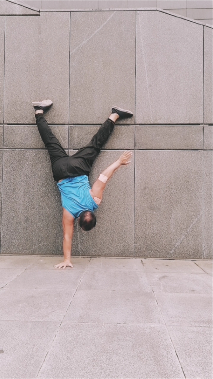 健身宁教练传递健身正能量#单手倒立