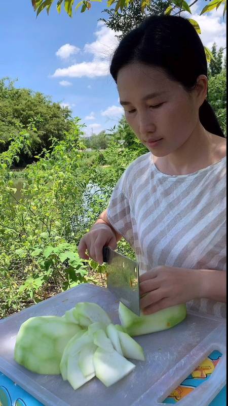 我要上热门柴火灶炒的瓢瓜菜好吃下饭夏季必备的家常菜