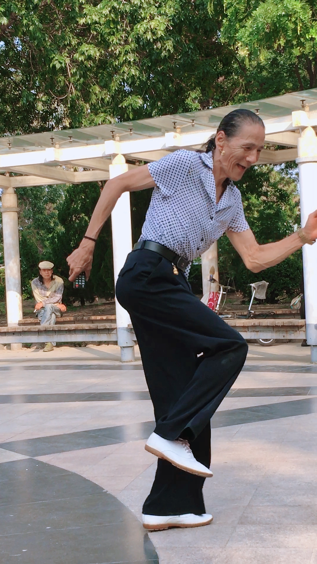 马大爷开始尬舞了