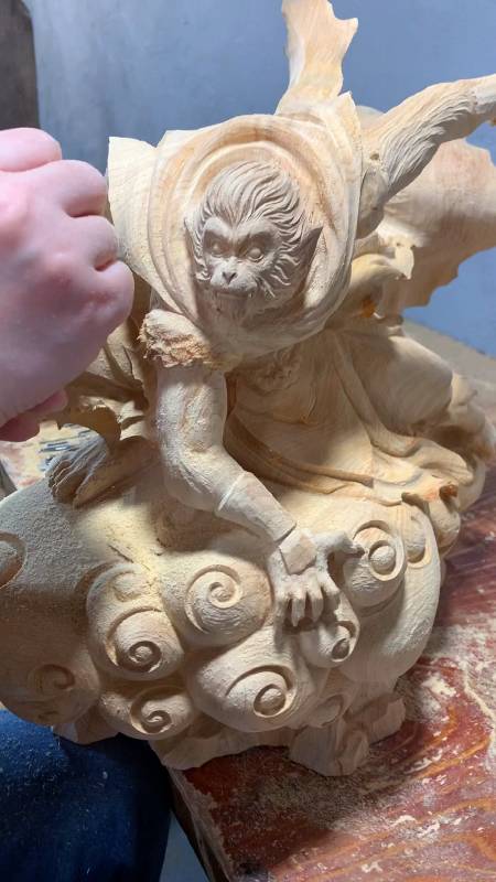 木雕制作过程#木雕工艺品大圣归来雕刻中-度小视