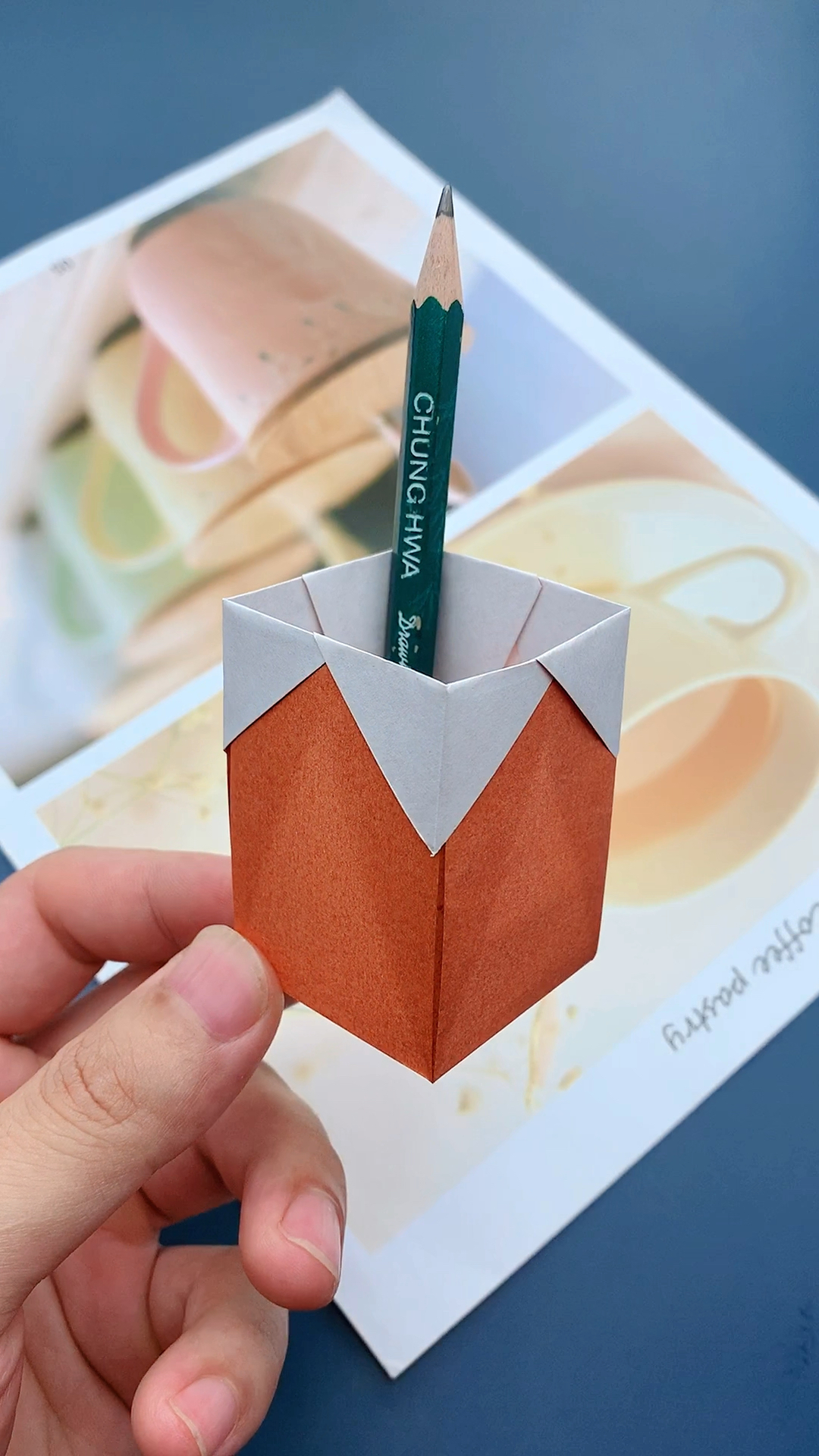 手工制作超实用的笔筒折纸快来折一个吧