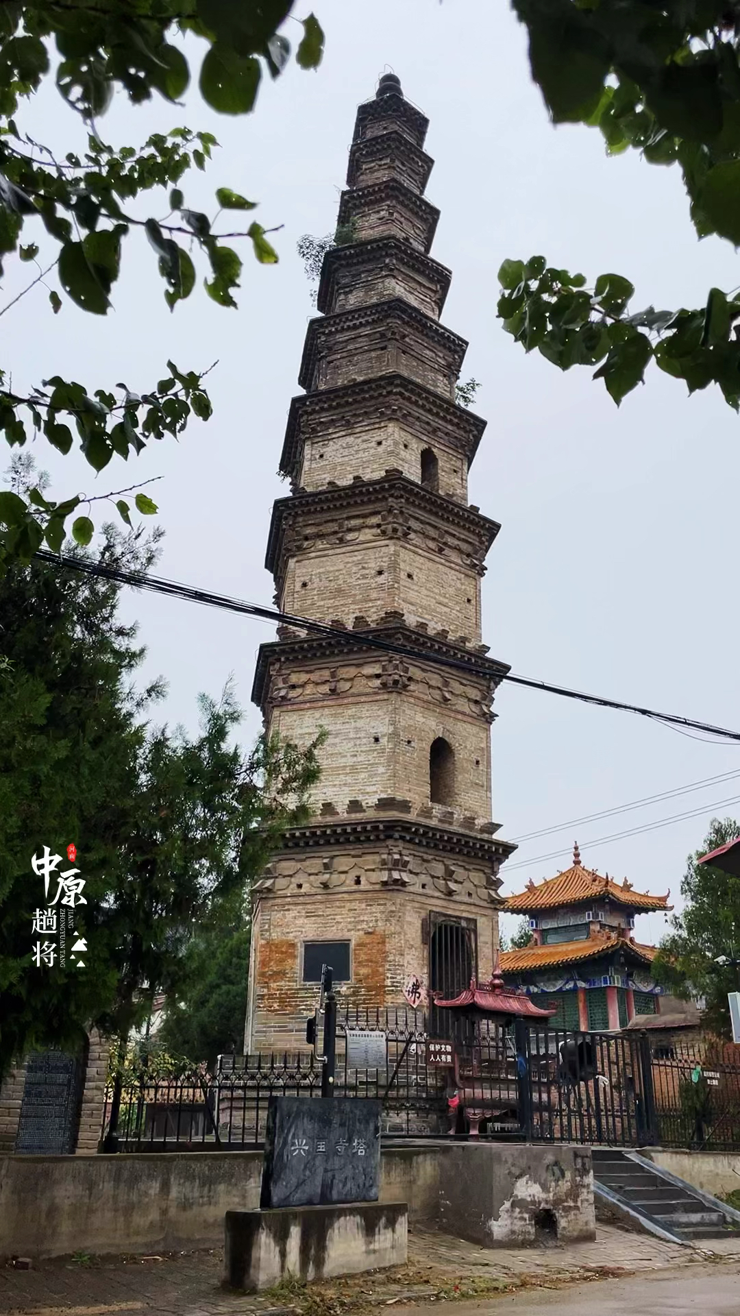 家在河南鄢陵兴国寺塔建于公元954年六角九层阁楼式砖塔北伐战争期间