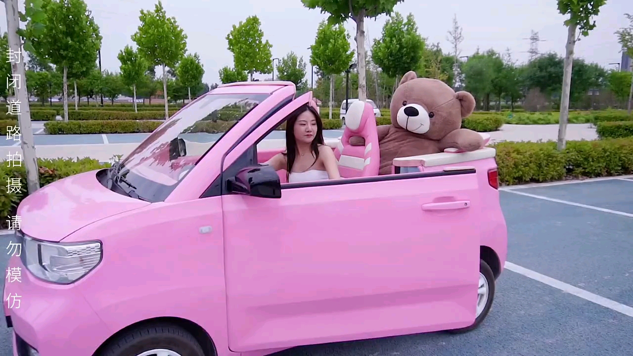 熊和车你选哪一个呢?"五菱宏光mini"改装车"也只是怕错过