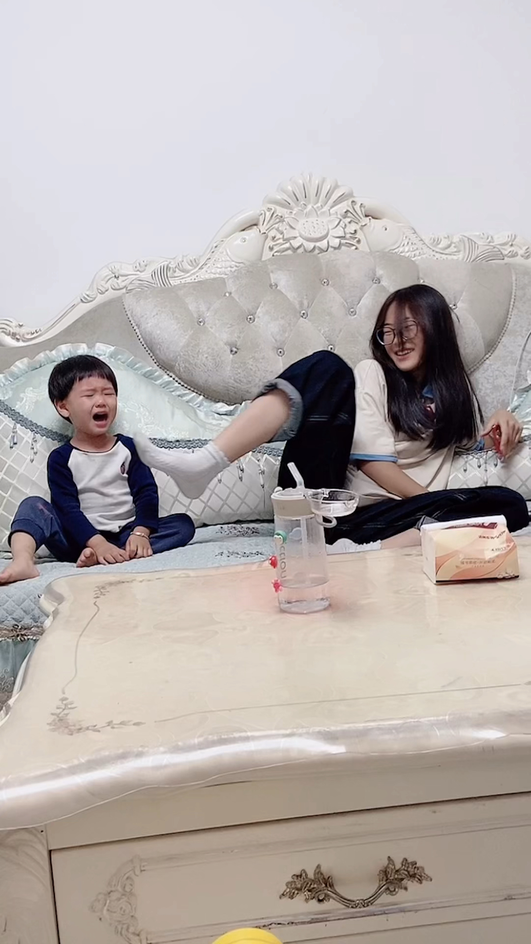 姐弟搞笑#姐弟两一个爱哭一个爱闹