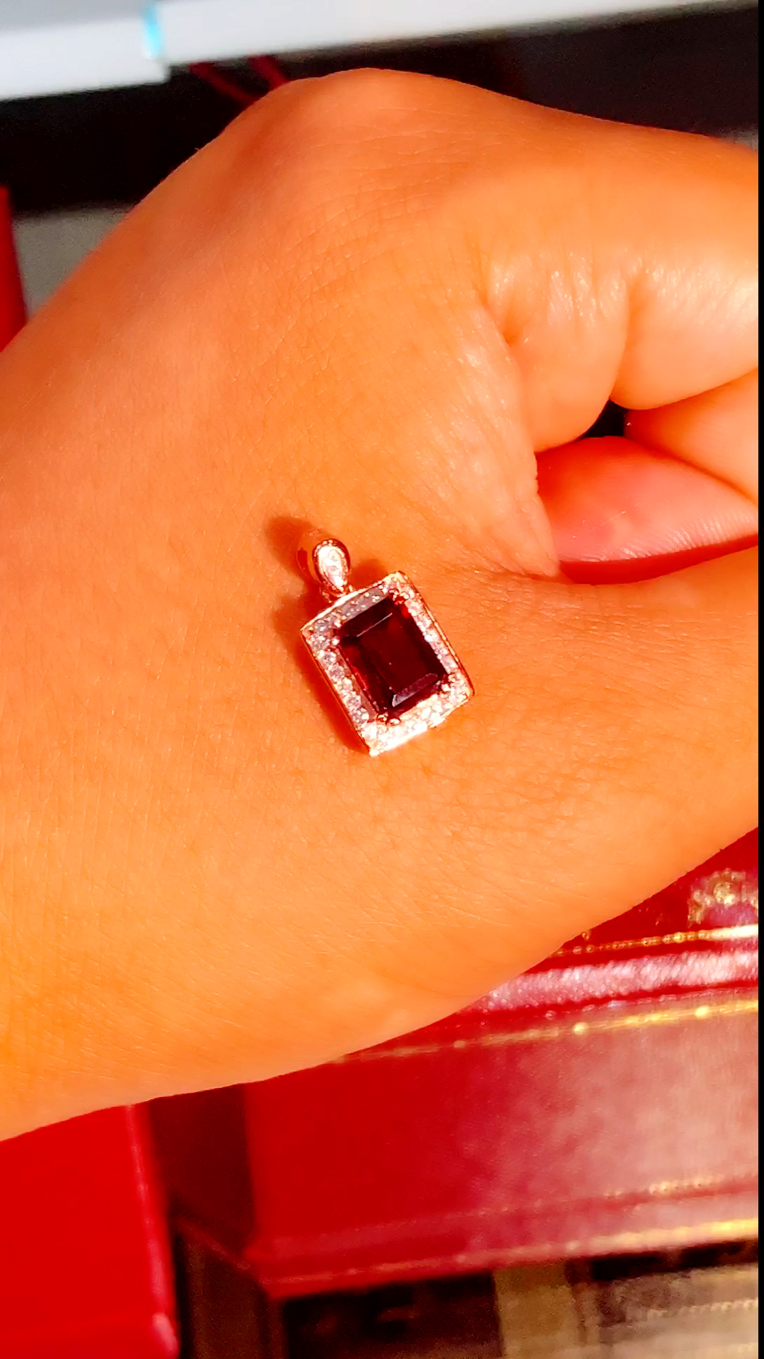 方形石榴石吊坠