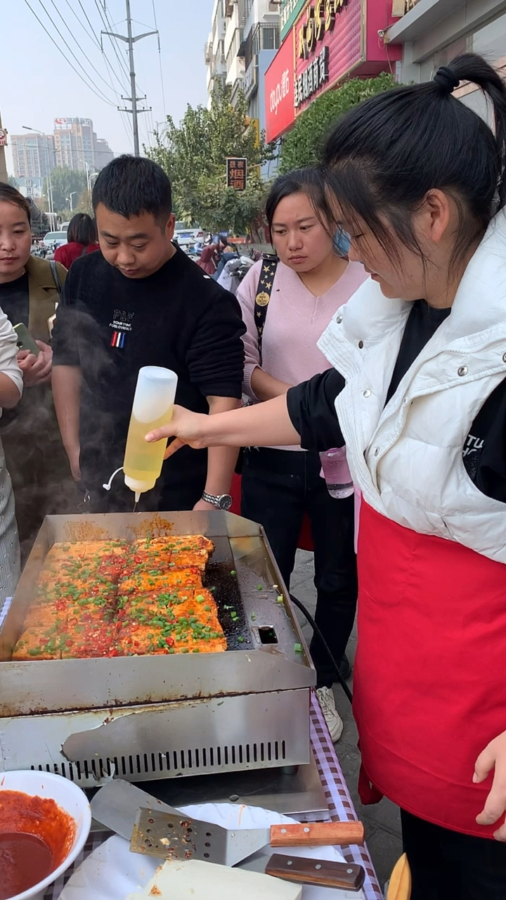 学生都上学了在家闲不住摆摊卖铁板豆腐没想到大人小孩都爱吃一天800