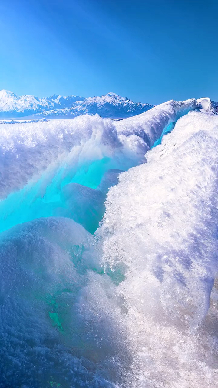 赛里木湖每年四月至五月是融冰期,清澈的湖水结冰后在阳光照射下发出