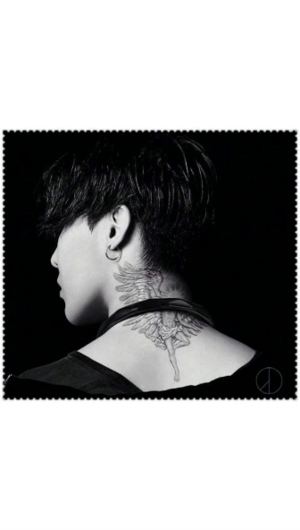 易烊千玺的纹身,权志龙的纹身,泫雅的纹身,看到雷佳音的:精神小伙!