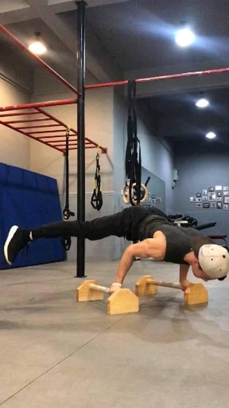 早上小训练,分腿俄挺接倒立,感觉这次很稳哦