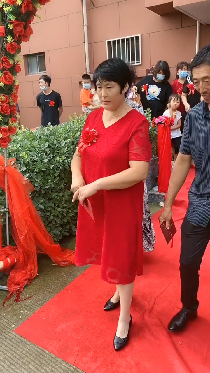 儿媳妇娶回家喜婆婆热情迎接