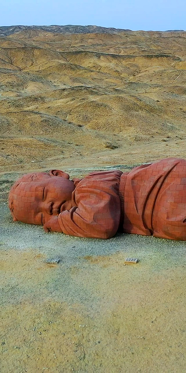 大地之子甘肃沙漠中酣睡的大地之子像极了我们小时候熟睡的样子是那么