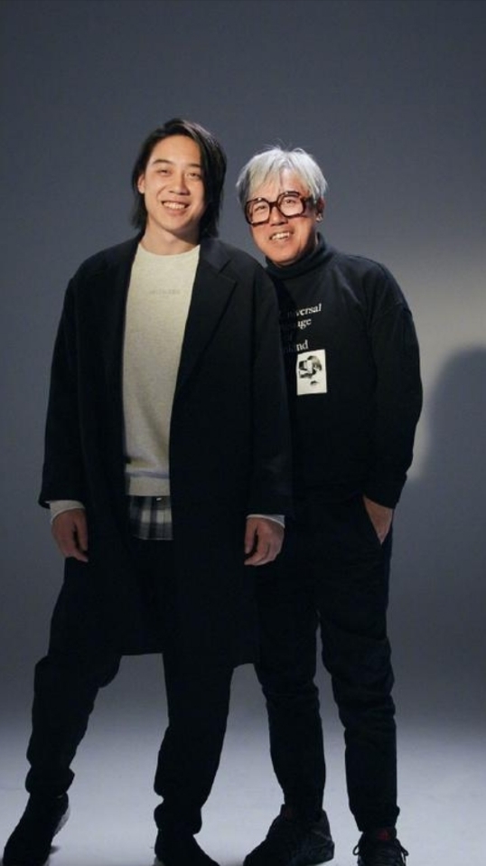 53岁张宇和儿子晒合照,父子俩友爱互动,笑容灿烂