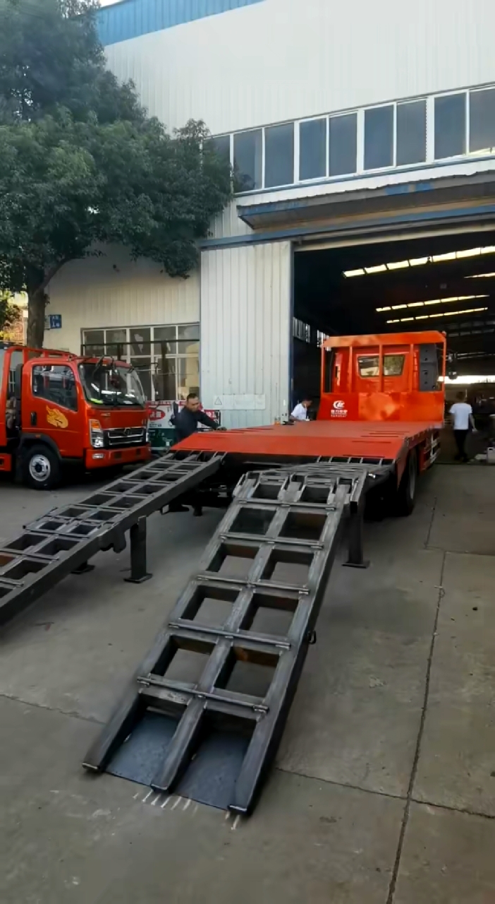 我要上热门#解放单桥平板拖车加装液压折叠爬梯,可以拉150挖掘机和