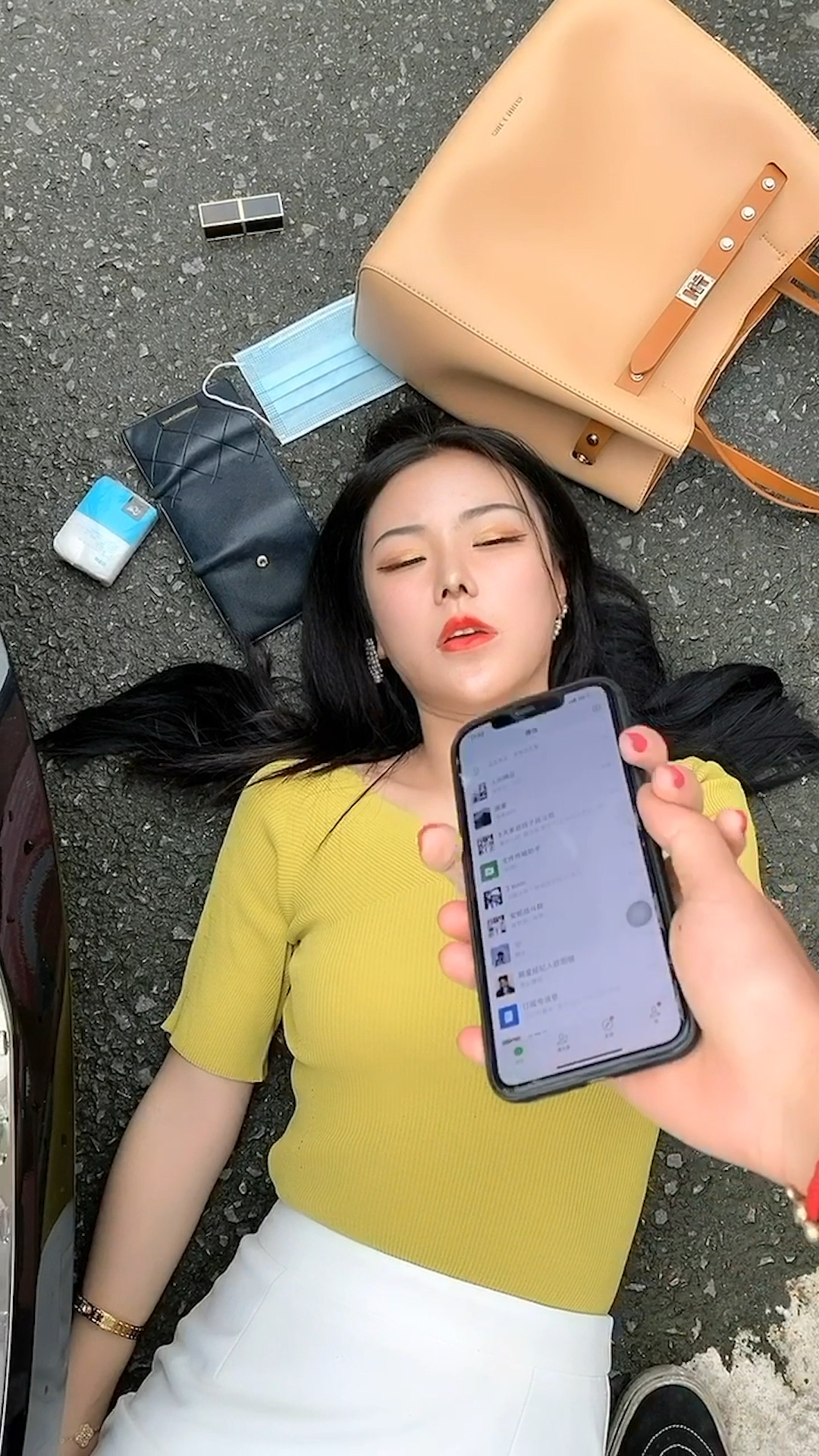 美女在昏迷的最后一刻做了一个惊人的举动-度小视