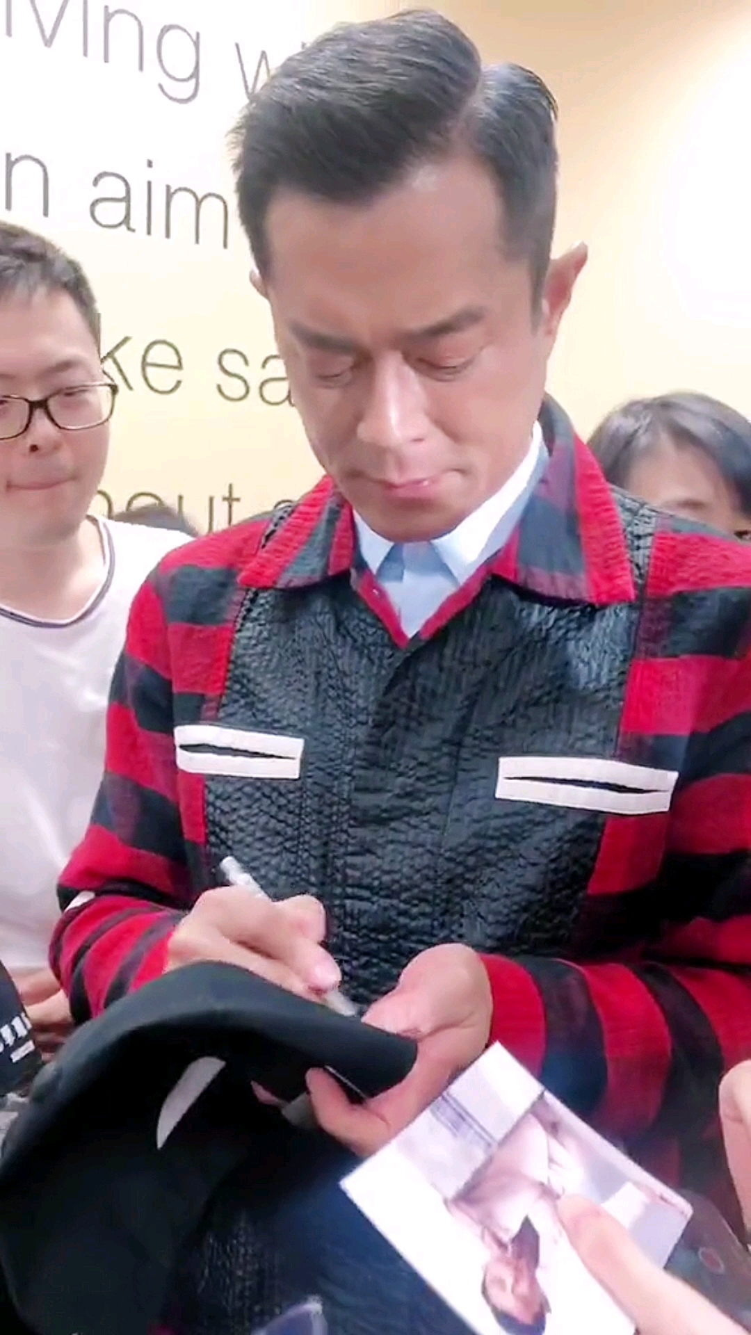 明星#古天乐签名要多长有多长