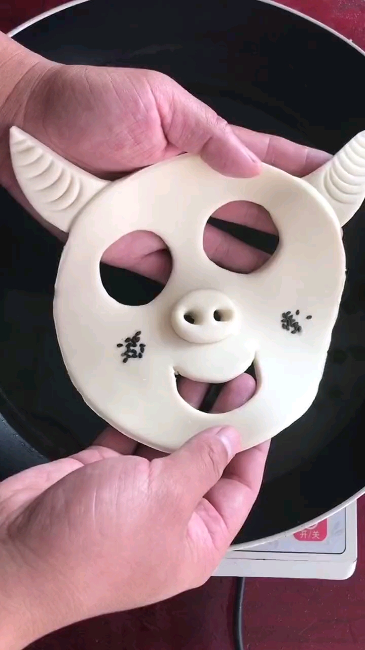 看着面具鼻子冒泡,想起弟弟小时候的鼻涕泡,有点好笑