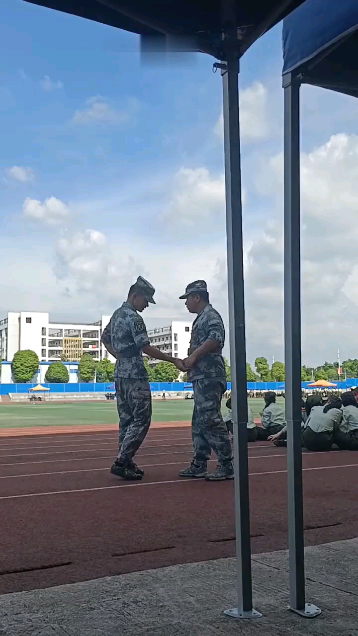 邓教官的肚肚不要面子的吗?