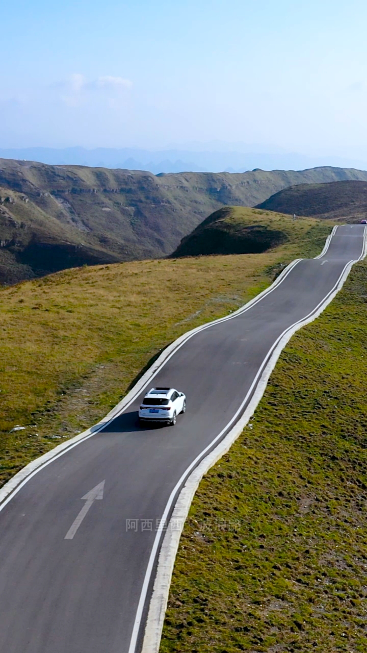 贵州一条13公里的蜿蜒山路每一道弯都相当刺激