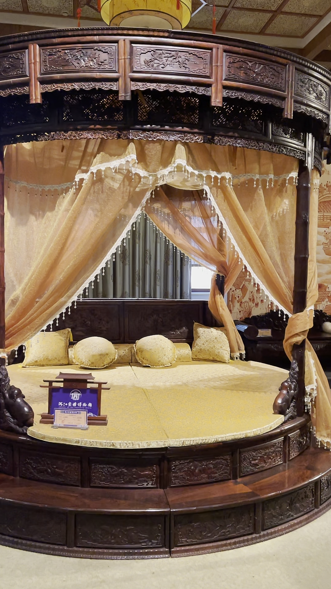 架子床#古代皇帝睡的床,材质小叶紫檀,你猜多少的价值#架子床