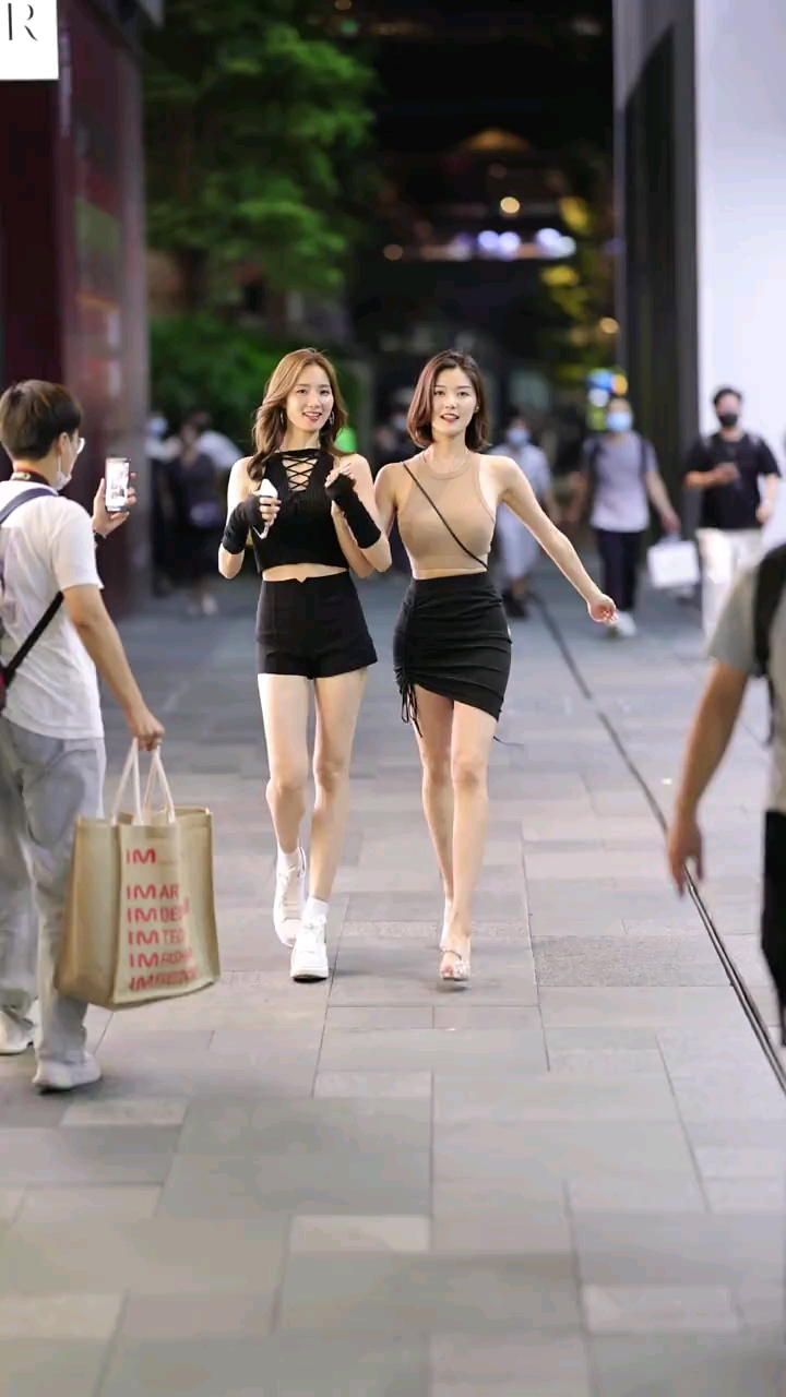 街拍#这样的好闺蜜谁看了不迷糊啊?