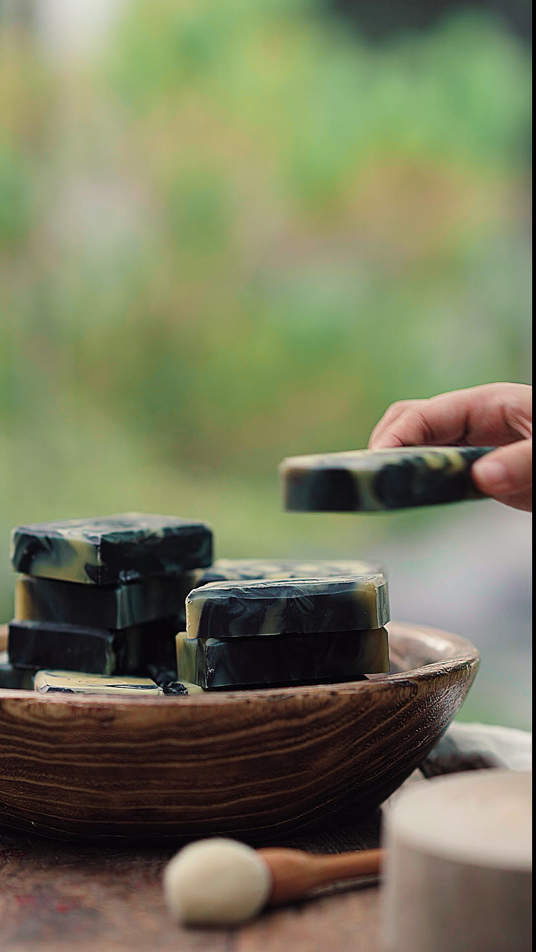 手工制作#喜欢在庭院切竹炭皂,因每块都有不同的风景,没有两块完全