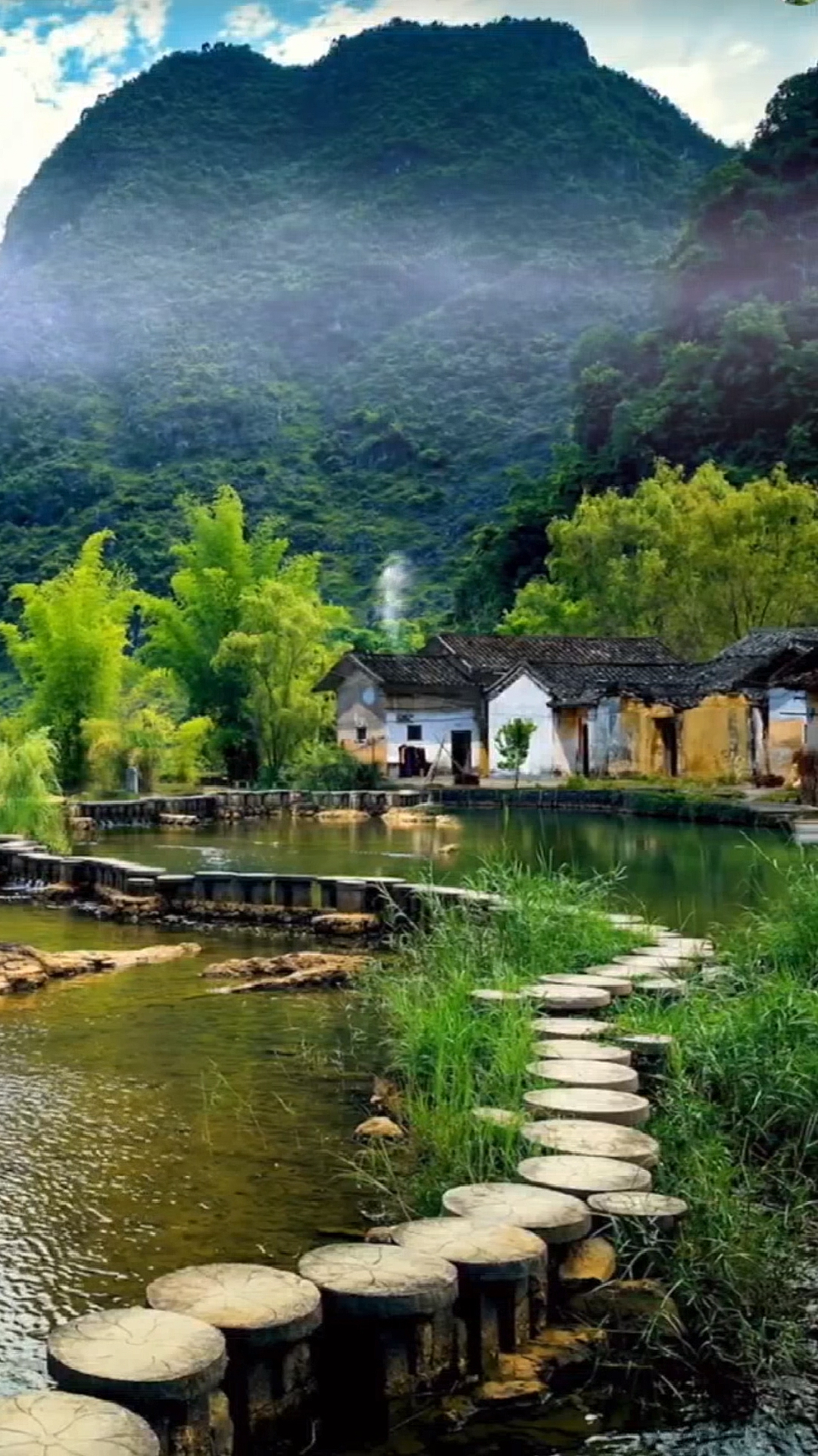 最美的风景大山下的茅草屋