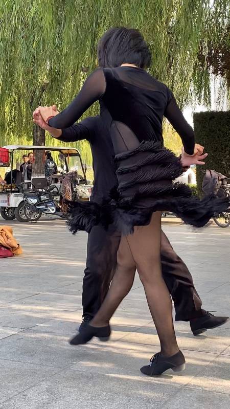 我跳舞我开心#小芳美女和帅哥