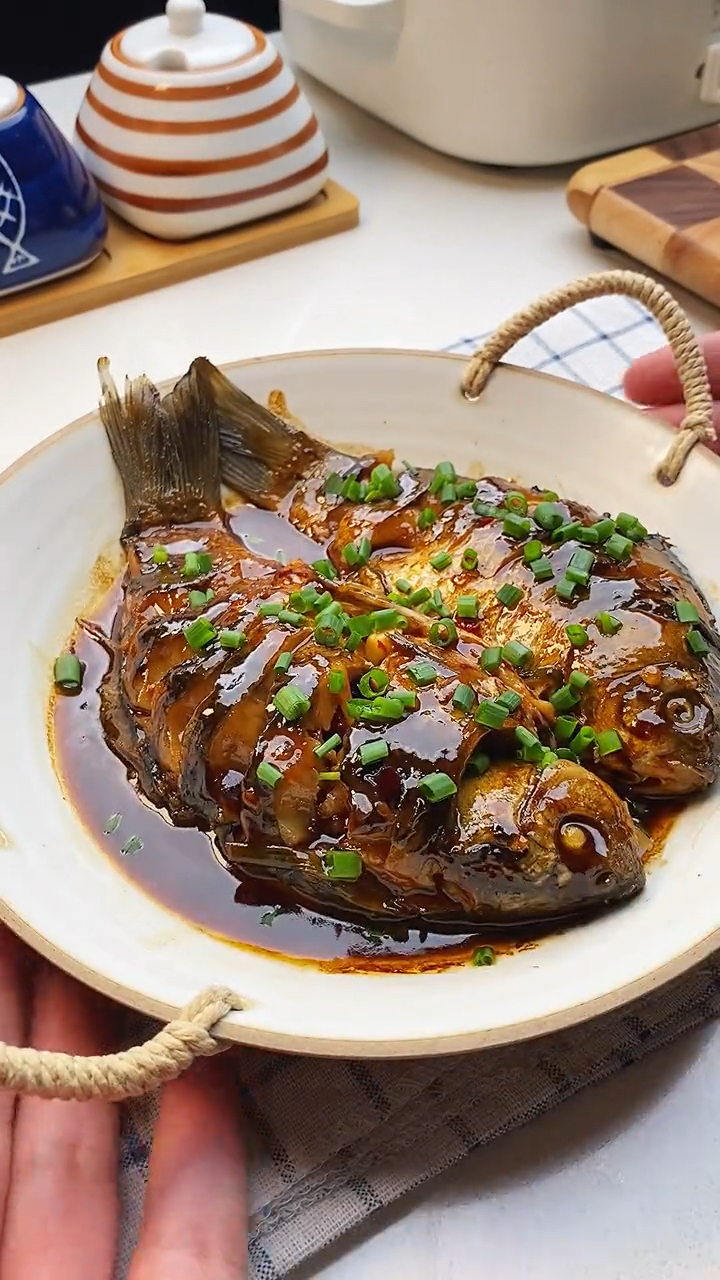 美食红烧鱼如何鱼皮不破还不粘锅收汁到底需不需要放淀粉