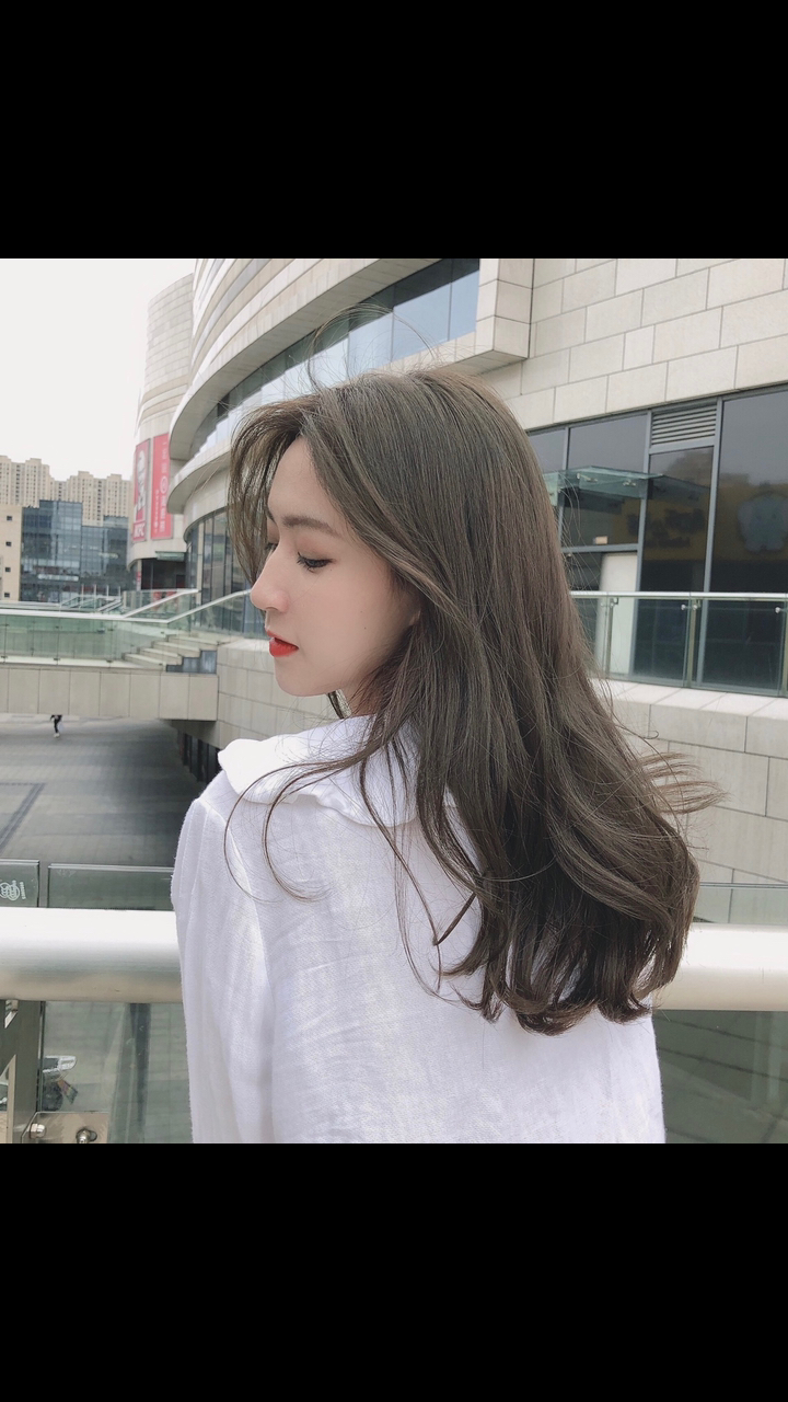 我是发型师今年超流行发色不用漂褪色也好看冷棕闷青发色最近新换了一