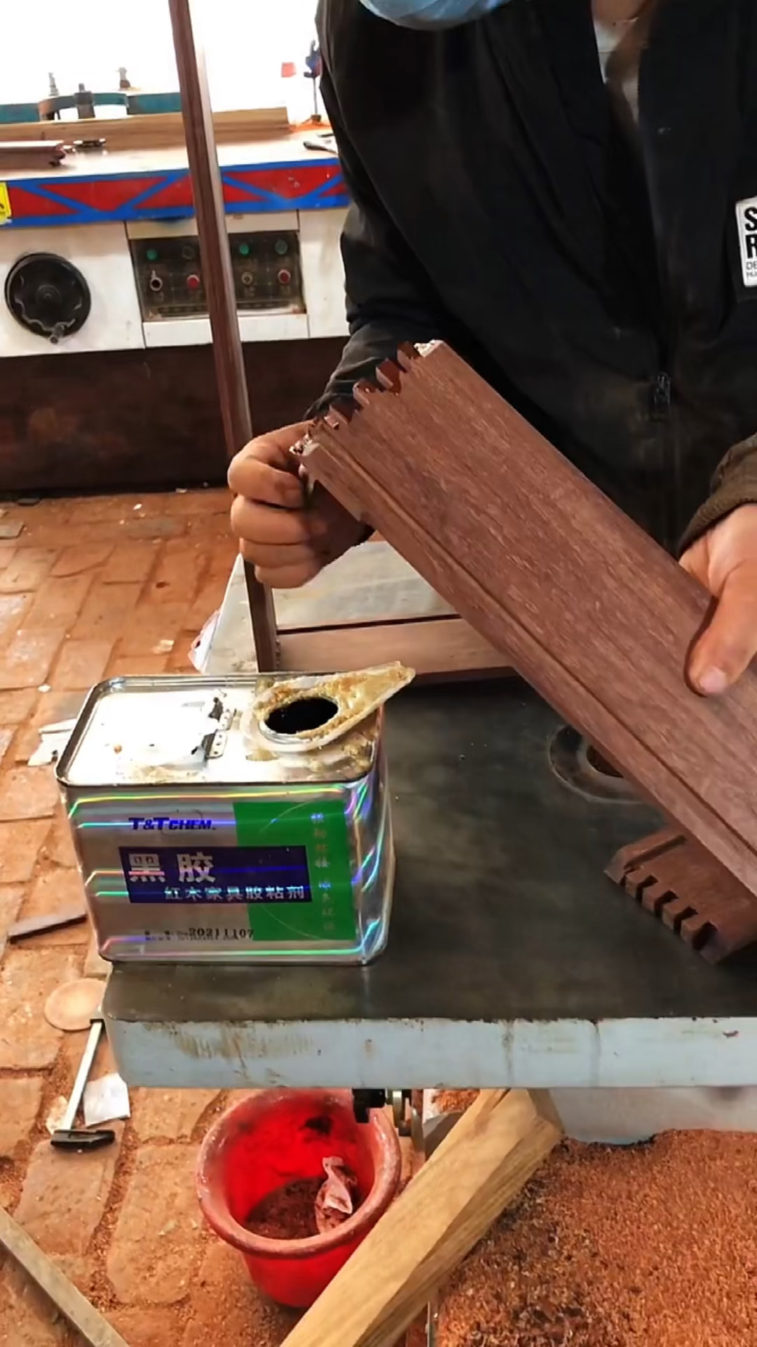 都说红木家具是榫卯结构组装,那为什么还要用到胶水,你知道吗?