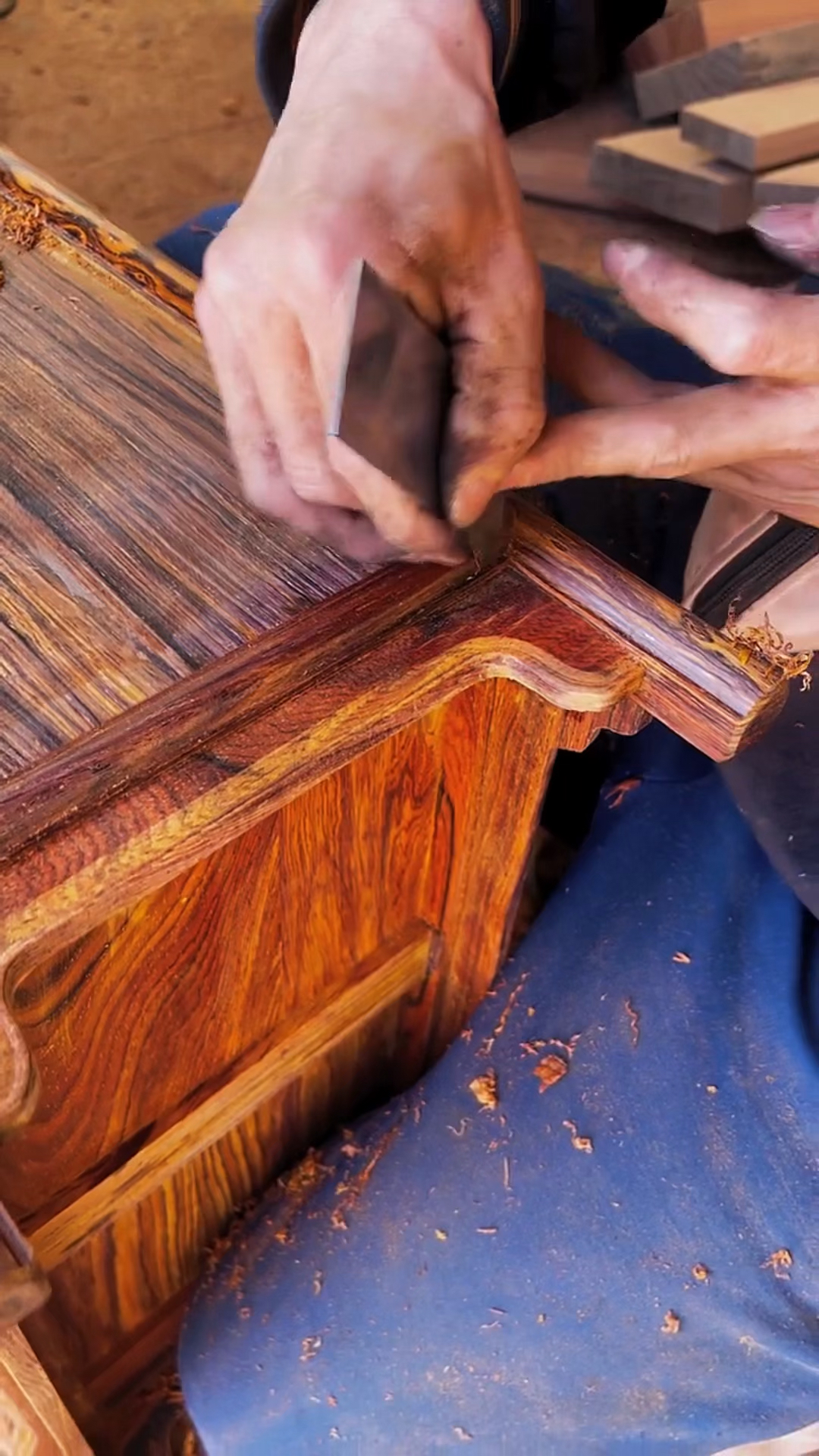 红木家具制作过程红木家具制作完成后进行细节打磨处理让家具线条棱角