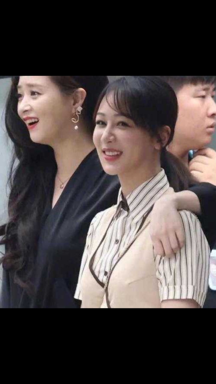 蒋欣杨紫四年后再同框,杨紫身形依旧纤细,蒋欣的身材让人意外