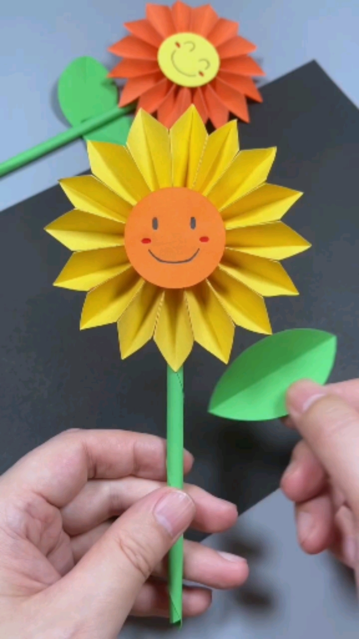 手工制作用简单的彩色折纸就可以做一朵可爱的太阳花