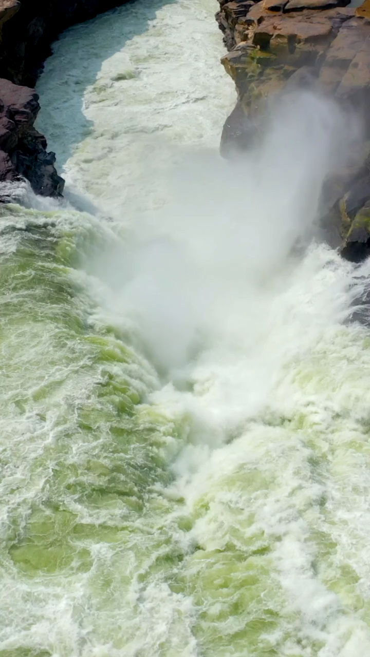 旅行#黄河壶口瀑布出现又清又澈的场面,碧波奔腾依旧壮观,可水为何