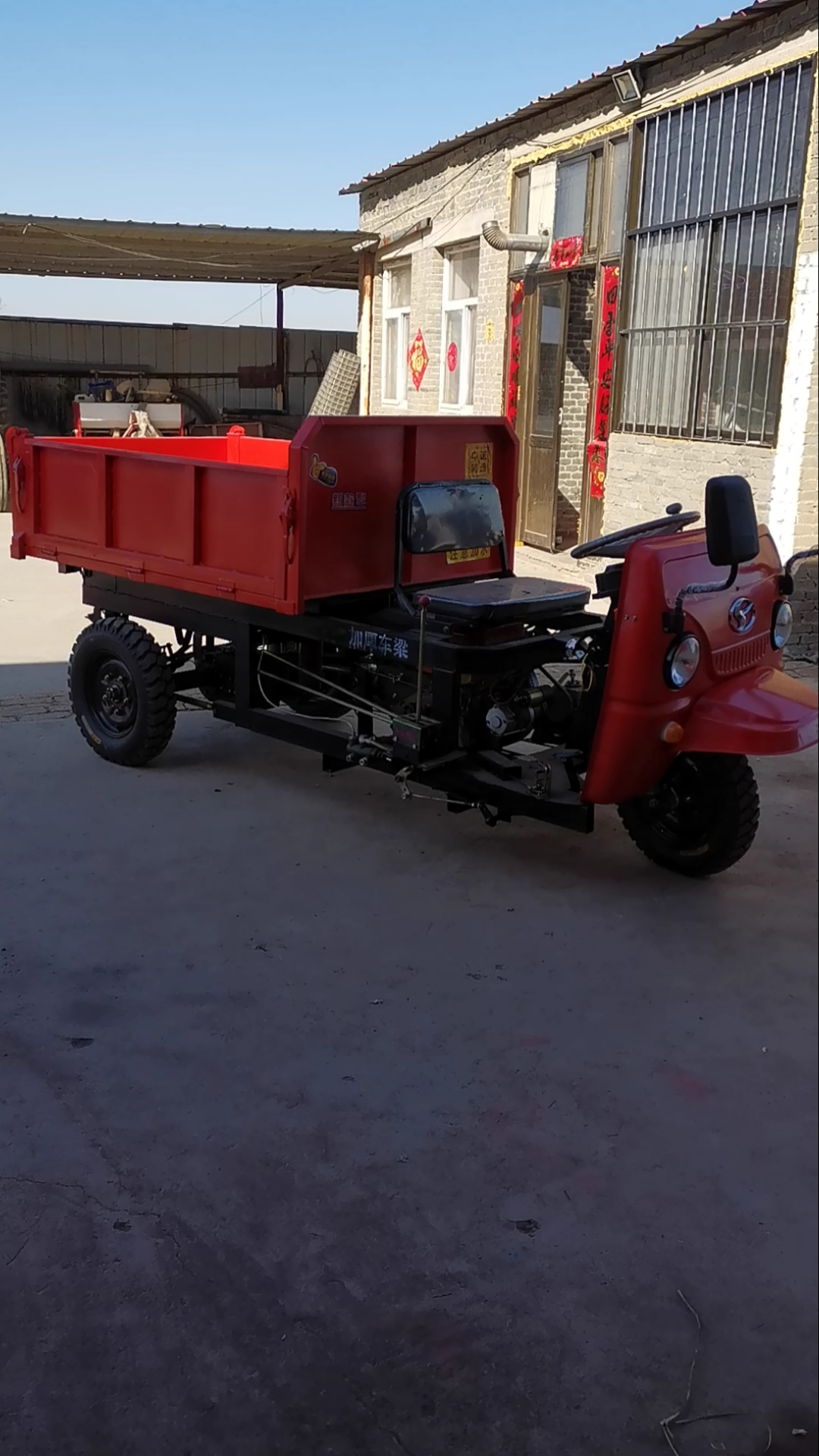 12马力液压自卸柴油三轮车,斗长1.6宽1.2高40500-12轮胎带前挡风