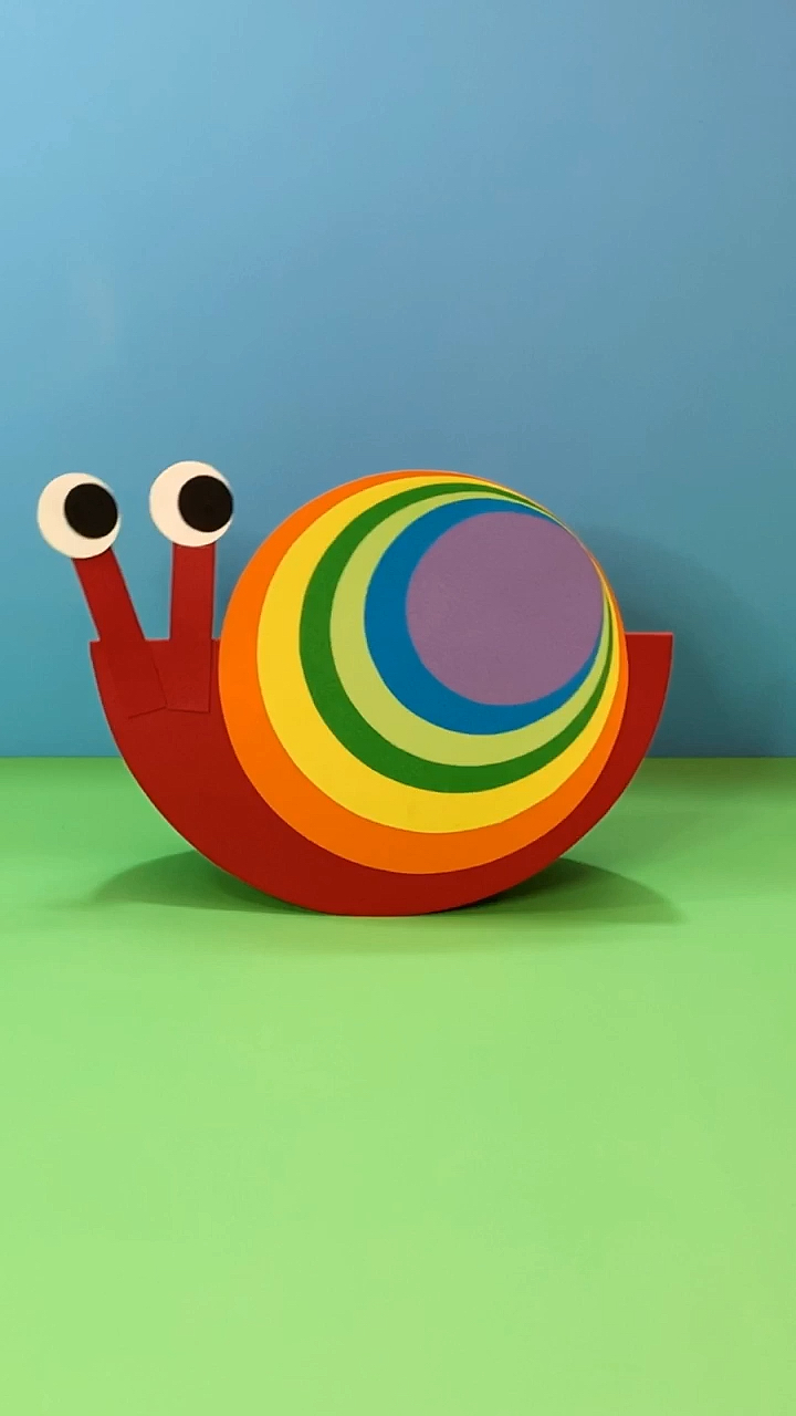 幼儿园手工#剪出大小不同的圆形卡纸就可以做一个彩虹摇摇蜗牛哦.