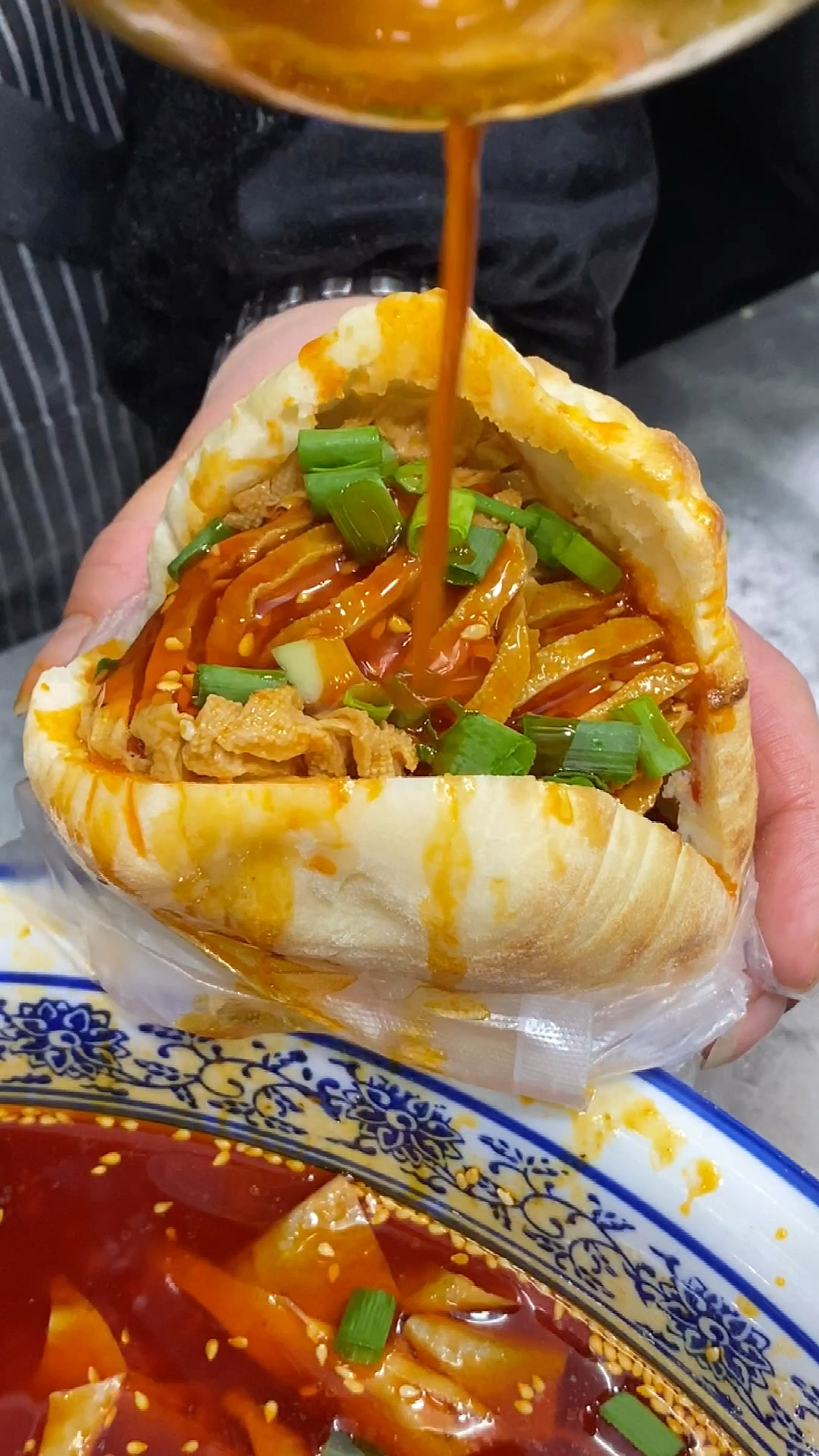 不是只有渣男和垃圾食品香,现打的烧饼搭配卤好的豆串,我们营养健康的