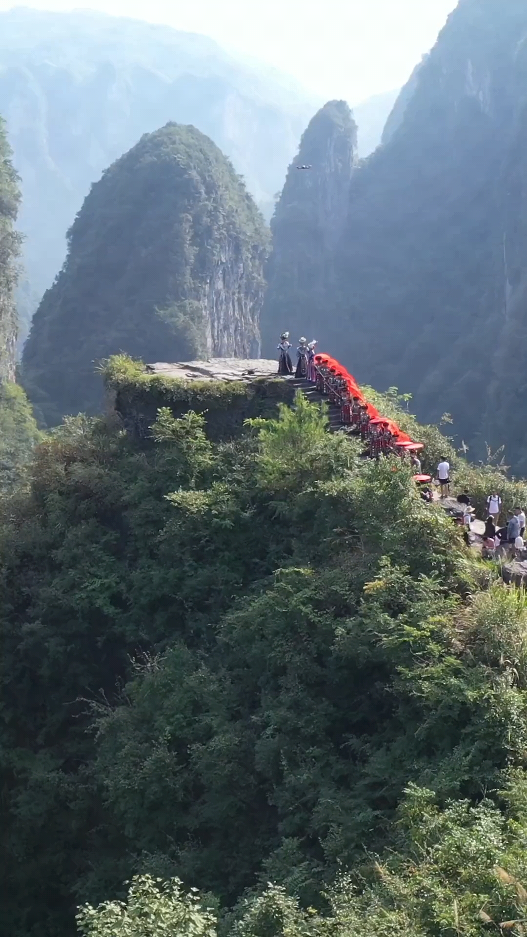 神秘湘西的天问台直径只有5米三面临空底下是万丈深渊