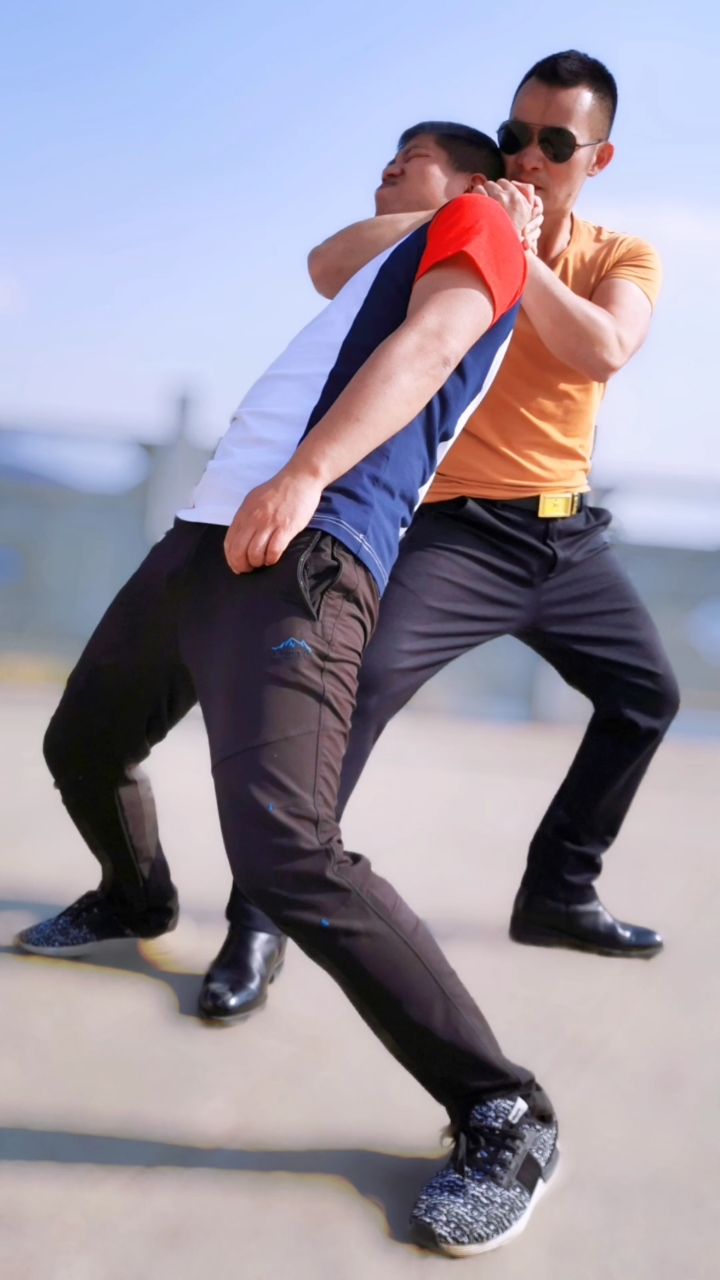 全民防身术#遭遇坏人身后勒脖,反击动作要快,迅速击打对方薄弱部位