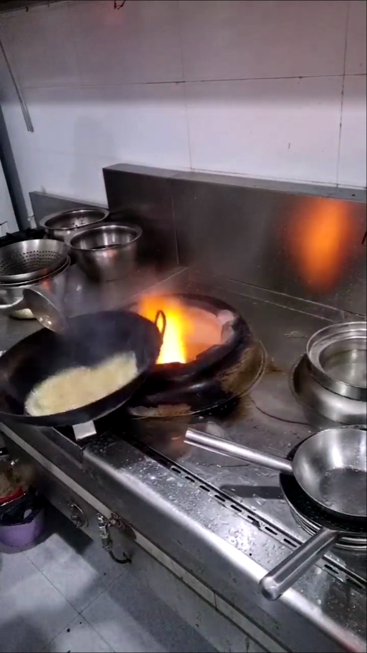 油氽之后再炒,厨房炒菜工作,感谢支持