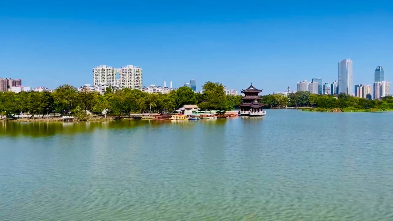 行摄:暮秋中的惠州西湖,碧水蓝天,波光潋滟,候鸟栖息,一派南国碧玉的