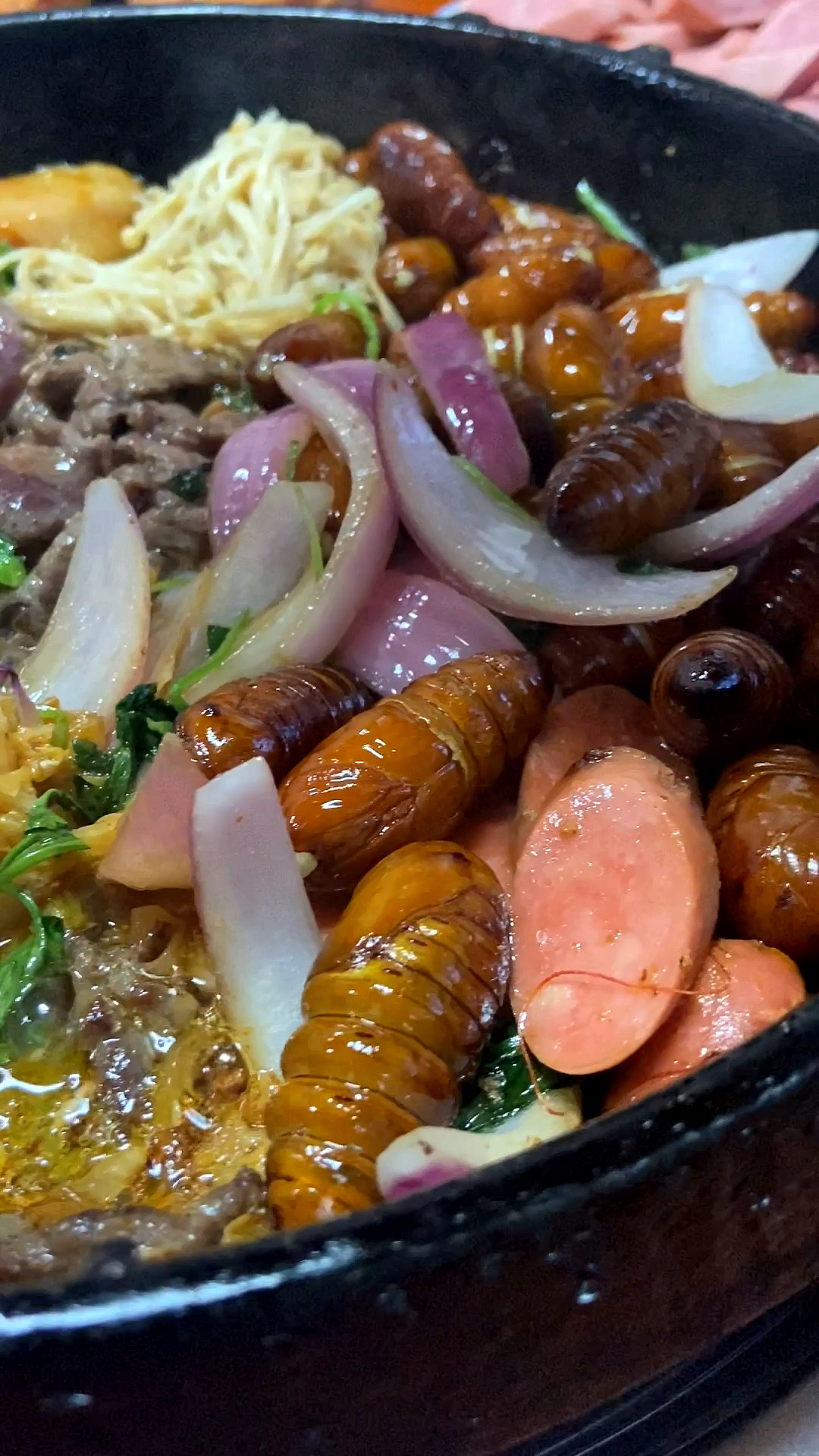 家乡特色美食烤肉治愈了不开心蚕蛹美味极致