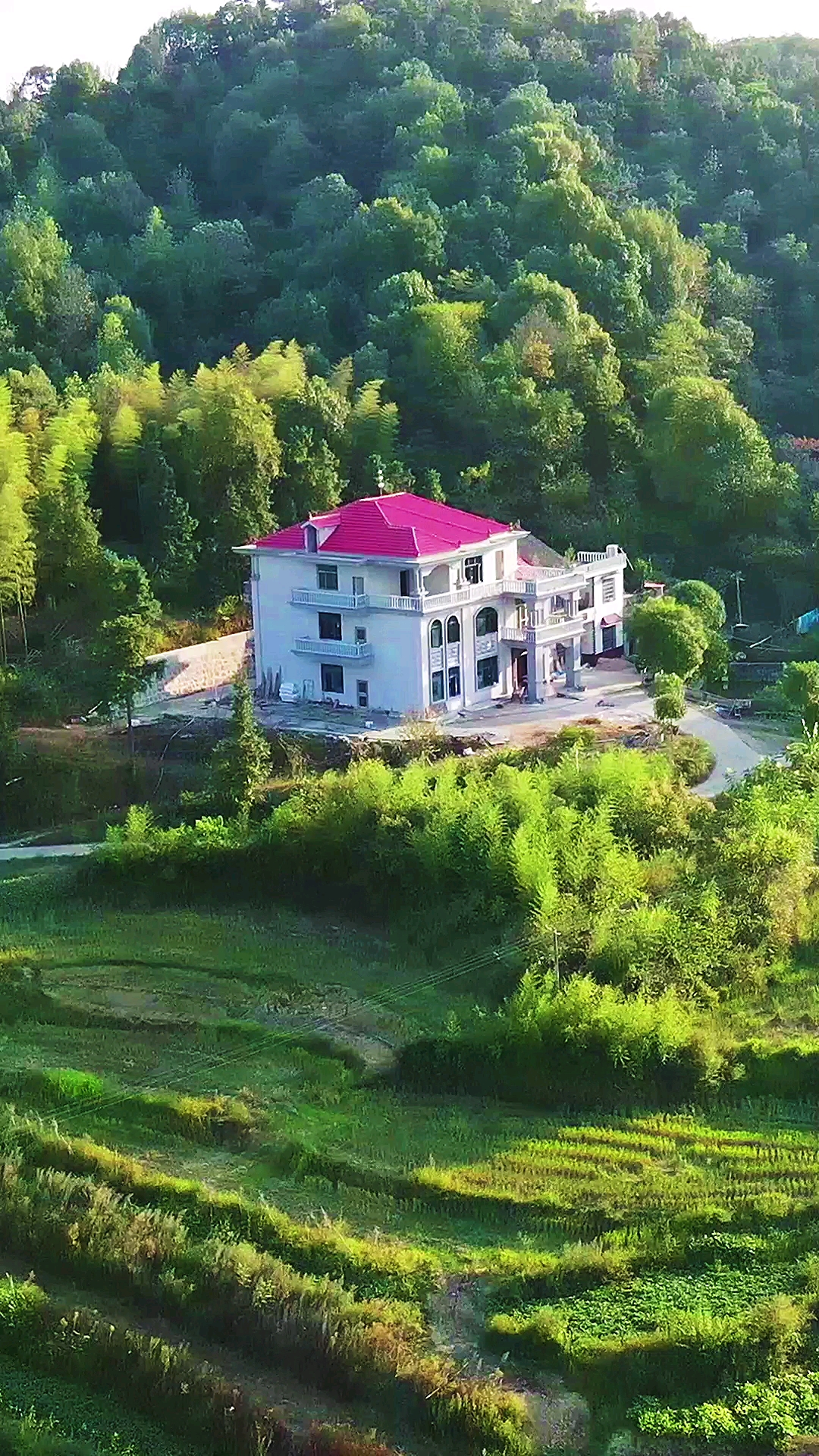 农村别墅#独占山头的新房子,父母住的老房子太有特色了