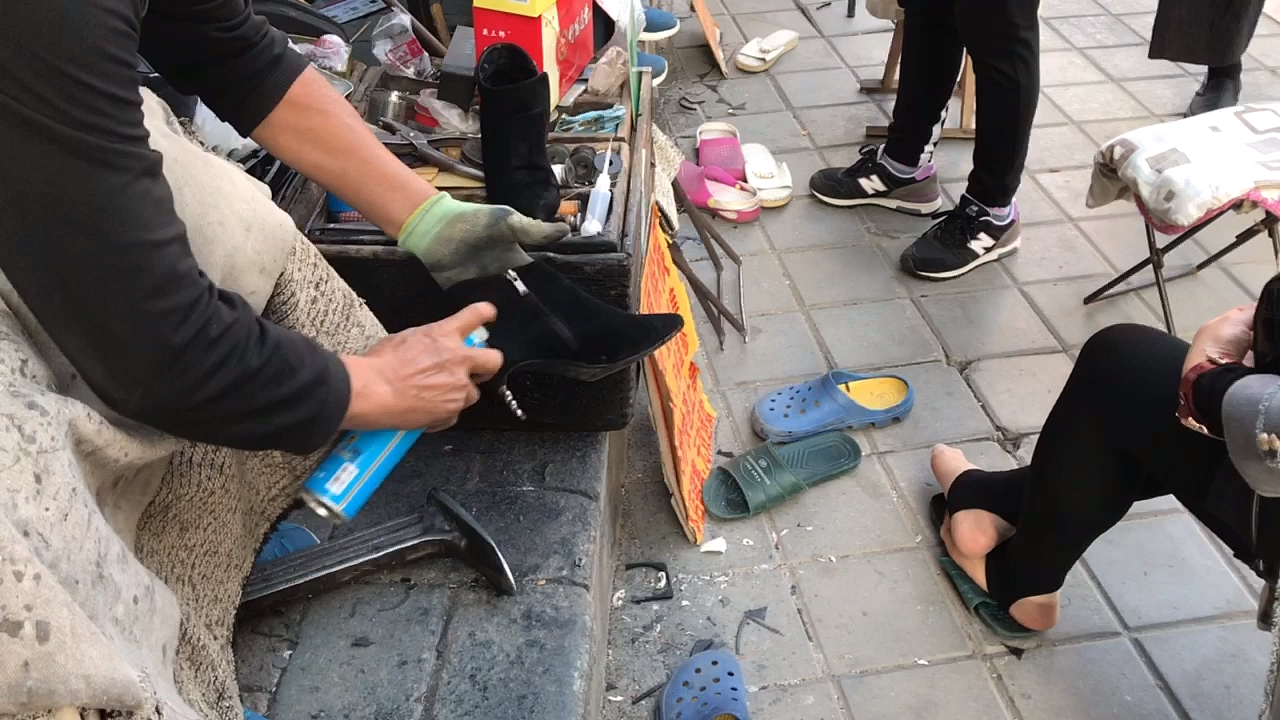 修鞋#大叔职业修鞋40年,每天都有美女排队修鞋-全民小视频