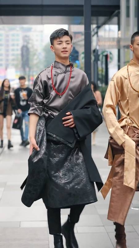 40名藏风美少年打卡成都地标#藏风美少年定档帅气的藏族小伙,你喜欢