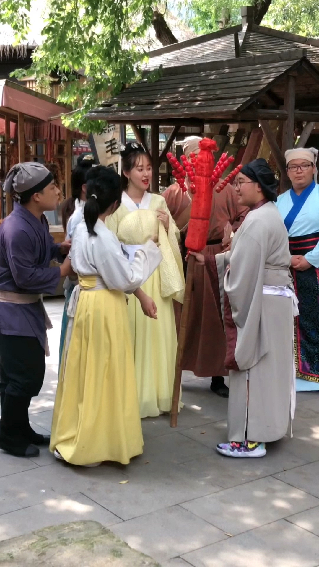 群众演员拍戏的任务就是逛街走路买东西