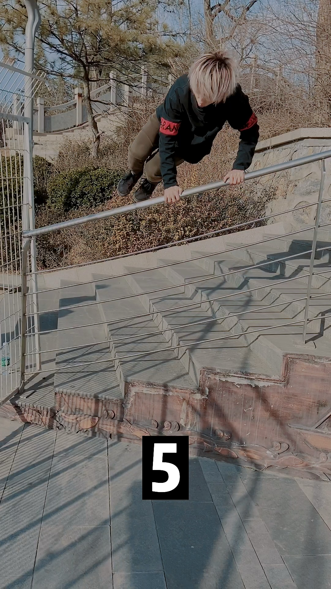 各种不同人群跨栏杆的方式,有你吗?