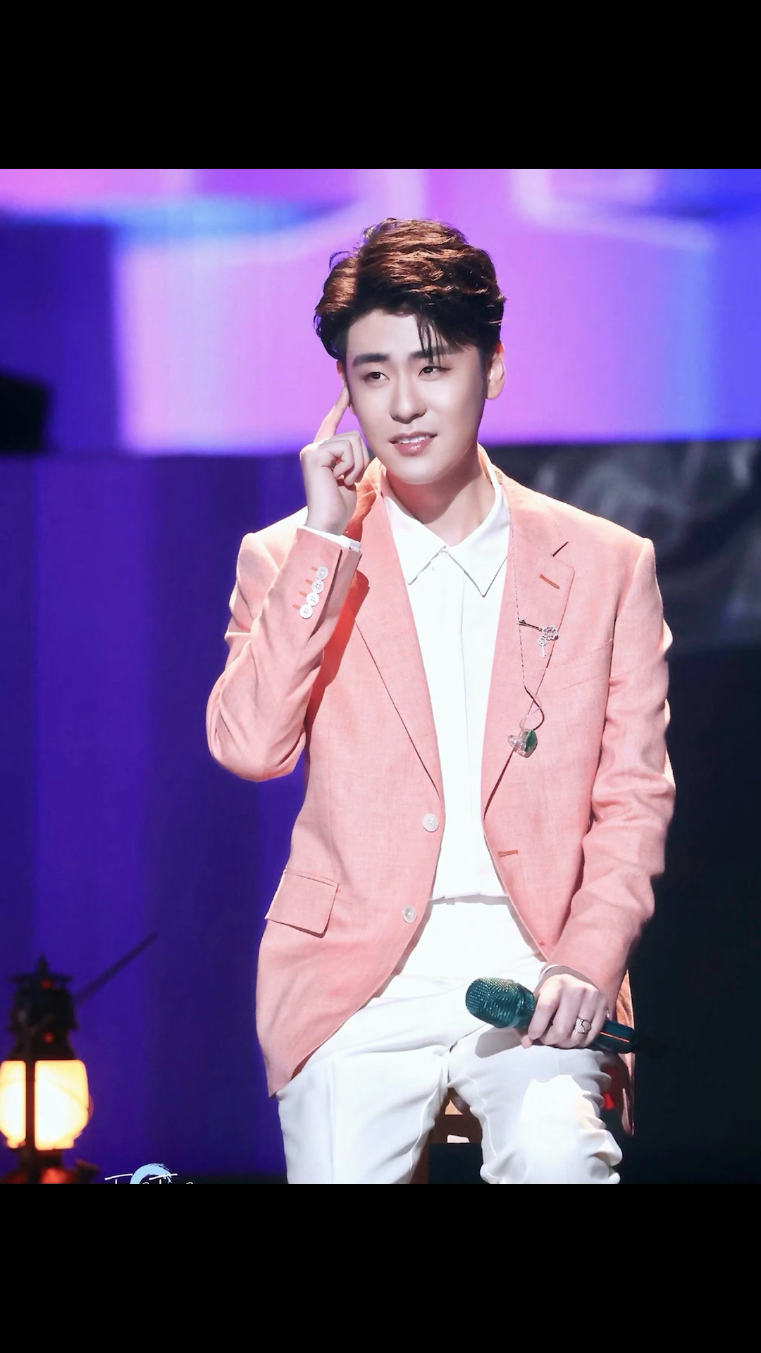 张云雷#粉西装真的好看,又白又嫩!