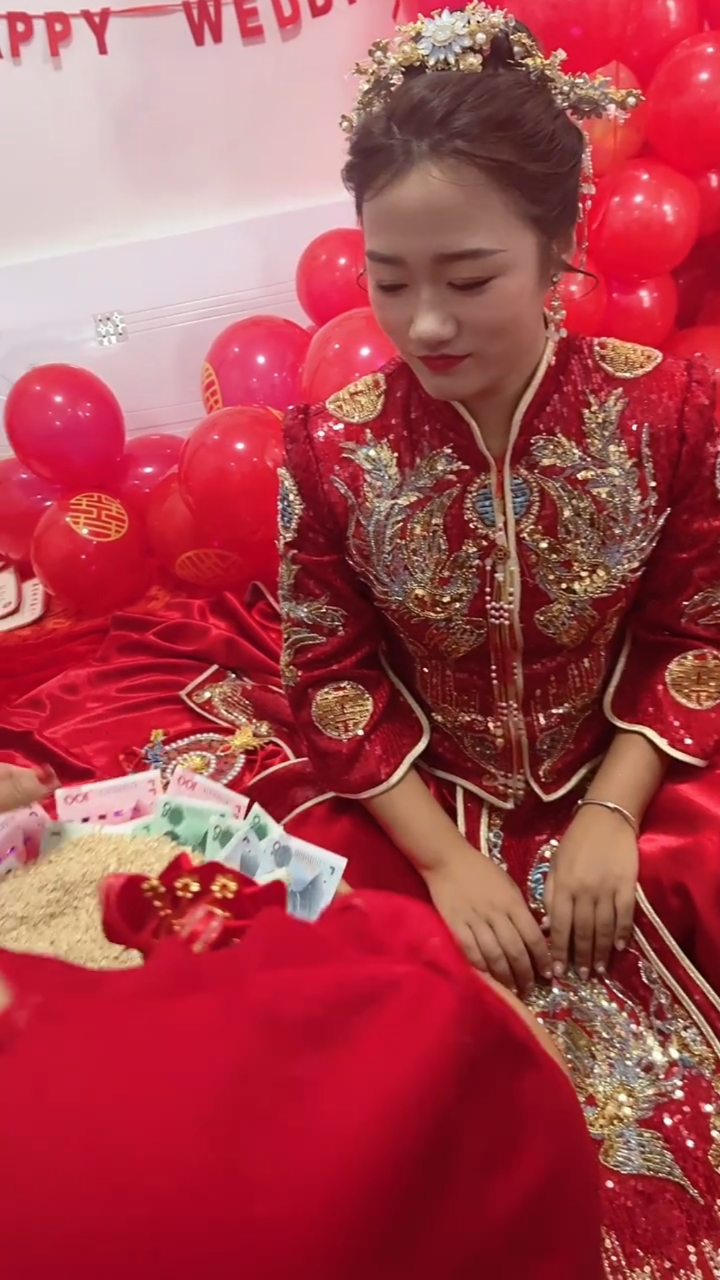 新人抓福钱,大家猜猜看新娘抓的福钱先给谁-度小视