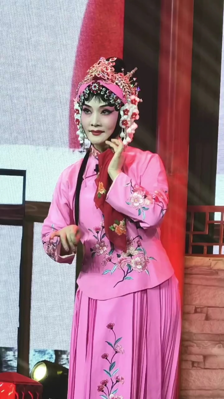 影视演员何赛飞演唱的曲剧《风雪配》